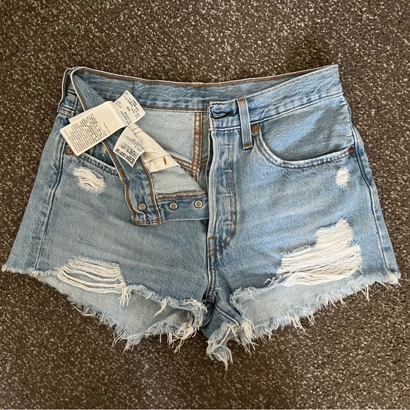 Levi’s 501 Shorts - Picture 2 of 3